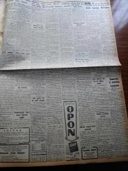 Cumhuriyet Gazetesi - 27 Eylül 1957 - Cumhuriyet Halk Partisi Yetkilerini Tamamen İsmet İnönü'ye Devretti - Türkiye'nin Cezayir Politikası - Amerika'nın Bize Yardım Programı - Cumhuriyetçi Millet Partisi Radyoya Boykot Yapıyor - Dil Bayramı Dün Ankara'da Kutlandı - Amerika'nın Bize Yardım Programı - 950 Bin Seçmen Kartı Bastırıldı -  Osman Bölükbaşını Yazıyor Diye Gazete Satan Çocuk Mahkum Oldu - İblisin Kızı Yazan Guy Des Cars Yazı Dizisi - Seçimlerden Sonra Almanya Yazan Feyyaz Tokar - Profesör Nümbüs'ün Maceraları Çizgi Roman - Maliye Bakanı Hasan Polatkan Makarios'u İtham Etti - İhtiyarlar Asya Gribi Olmuyor - Burhan Felek Köşe Yazısı - Yurtta Seçim Mücadelesi İntibaları - Bulmaca - Ankara İstanbul Radyosu Programı - Batı Trakya'da da Fenerbahçe Kuruldu - Boğazı Geçme Yüzme Yarışını Selma Hassan Ve Yılmaz Özüak Kazandılar - Beşiktaş Beyoğluspor Bugün Karşılaşıyor