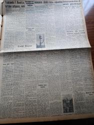 Cumhuriyet Gazetesi - 21 Ekim 1957 - Dün Taksim Mitinglerinde Celal Bayar Konuştu Fakat İsmet İnönü Konuşamadı - Celal Bayar 30 Yıl Sonra Türkiye Küçük Bir Amerika Olacak Dedi - CHP Mitingindeki Misli Görülmemiş Kalabalık İsmet İnönü'ye Büyük Tezahürat Yaptı - Refik Koraltan'ın Bir Köylüden Aldığı Cevap - Hüseyin Cahit Yalçın Büyük Bir Törenle Dün Toprağa Verildi - Adnan Menderes Dün İzmir'de Beklenen Nutkunu Söyledi - İblisin Kızı Yazan Guy Des Cars Yazı Dizisi - 20 Liraya Bir Yahudi Nakleden M. Kenan Kan Yazı Dizisi - Bizim İçin Ankara Yazan Hasan Ali Yücel - Pazartesi Konuşmaları Yazan Bedri Rahmi Eyüboğlu Yazı Dizisi - Reims Fransa Lig Lideri - İstanbul Boks Karması 22 Ekim'de Ankara'ya Geliyor - Profesör Nümbüs'ün Maceraları Çizgi Roman - Boğaziçine Yapılacak Asma Köprü - Yurtta Seçim Mücadelesi İntibaları - Trabzon'da Adnan Menderes'in Rüyasından Bahsediliyor - Ankara İstanbul Haftalık Radyo Programı - Fenerbahçe İstanbulspor'u Dün Mağlup Edemedi - 16 Türkiye Halter Rekoru
