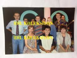 GÖKHAN ABUR - AYDIN UĞURLULAR - ALİ RIZA BİNBOĞA - GÜNGÖR BAYRAK - SUNUCU NECLA EROL - 1994 TRT 1 DOLUNAY EĞLENCE PROGRAMI SANATÇILARI ORİJİNAL FOTOĞRAFI, 10 x 14 cm EBADINDA