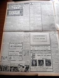 Cumhuriyet Gazetesi - 30 Eylül 1951 - Ümit Veren Kitap Yazan Nadir Nadi Köşe Yazısı - Bankalar Baremi Değişiyor Yeni Tasarı Hazırlandı - Güvenlik Konseyi Yarın Petrol İhtilafını Görüşecek - Almanya'nın Eski Ankara Büyükelçisi Von Papen İstanbul Valisi Fahrettin Kerim Gökay'ı Ziyaret Etti - Amerika'nın Atlantik Paktına Dair Teşebbüsü - Kasım Güleğin Dünkü Beyanatı - Babalar Çocuklarına Okul Kitabı Alamıyorlar - Harb Akademisinde Diploma Tevzi Töreni - Haftanın Şakaları Yazan Burhan felek - Dedikodu Yazan Falih Rıfkı Atay - Parmak İzi Nasıl Bulundu - Rüyalar Evi Yazan Peride Celal Yazı Dizisi - Batı Almanya'da 250.000 Kişilik Bir Ordu Kurulacak - Ordu Karması Dün Beşiktaş'ı 2 0 Yendi - Kadın Gazeteci Lil'in Maceraları Çizgi Roman - Dolmabahçe Stadında Ordu Muhteliti İle Fenerbahçe Maçı - Opon Ağrı Kesici - Hamiyet Yüceses Perihan Sözeri Ve Sabite Tur Tepebaşı Gazinosunda - Nevrozin Ağrı Kesici - Jeep - Easy Çamaşır Yıkama Ve Kurutma makinesi - Odeon Mağazaları - Zehra Bilir Beyaz Parkta