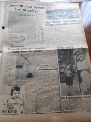 Cumhuriyet  Pazar Gazetesi - 2 Eylül 1951 - İzmir Dakikaları Yazan Doğan Nadi Köşe - Türk Zabıtasının Yakın Tarihinden Meraklı Yapraklar Nazif Kuş Vakası - Ah Bu Sıcaklar Karikatür - Adolf Hitler'i Öldüren Haber - Kapatma Yazan Ve Resimleyen Zahir Güvemli - Boş Vaktinizi Hoş Geçirmek İçin - Zeka Sporları - Çıkar Yol Hangisi Bulmaca - Abdülhamide Dair Bir Müşahede - Truman Yerine MacArthur - İnsanları Üçe Ayıran Bir Nazariye - Verem Mikrobunu Yiyen Mikroptan Vereme Karşı İlaç Yapıldı - Eğer Türkiye Hasta Adamsa Avrupa Çoktan Ölmüş Demektir - Tavşan Doğuran Kadın -  Bir Fotoğrafçının Muziplikleri - Frank Sinatra'nın Yeni İlham Perisi - Ava Gardner İle Frank Sinatra Seviştiklerini Gizlemiyor - Joan Crawford'un Erkeklere Tavsiyesi Yeni Bir Laf Bulun - Rita Hayworth'un Ali Handan Boşanmaya Karar Verişi Üzerine Dedikodular - İster İnan İster İnanma - Zehir Kadın Catherine Deshayes Voisin - Bu Mevsim Göreceğimiz Türk Filmlerinden Allahaısmarladık - Suavi Tedü - Hadi Hün -  Esen Görkmen
