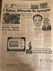 HÜRRİYET GAZETESİ 8 MART 1967 YIL :19 SAYI :6774---Rabianın  şerrinden  kurtulan  mahalleli bayram yapıyor ---3 Genç kadın 10 gün esir kaldı ---Bir komiser kendisini bıçakla ağır yaralayan firari  hırsızı öldürdü ---Amerikalılar Karaborsadan Kahve  Aldılar ---Üvey oğlunu boğup sonra tavana  asan kadın  tevkif edildi ---Altın mikrofon kervanı İzmir de ---Köylü kızı Hamiyet  nikaha çıtı -pıtı bir hanım olarak geldi --Saraçhanebaşı  kazı yerinde  arkeolojik park yapılacak ---İran Şahı kendisine bir naip seçilmesini istedi ---Erol Büyükburç ---İzmir Sibel  Pavyonunda : Ayla Dikmen --- Türkiye Kupa Maçı : Bugün saat 14:30 da Ali Sami Yen Stadında ---Fenerbahçe ,Altınordu ile oynuyor ---Kadir Has :Yugoslavlar bizi bu hale  düşürdü --Lig maçlarında kasti favul yapan oyuncular derhal oyundan  atılacak ---Elizabet Taylor  u kocasının önünde dudağından öptü ---Ressam şarkıcı ve dansöz ---1967 nin oyuncak bebeği hakiki bir  genç kıza benzedi----Toto da 13 bilen 2735 lira alacak ---