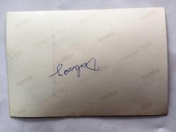 GENÇ BİR KADIN KONUK SANATÇI, SARI CEKETİ İLE - 1994 TRT 1 DOLUNAY EĞLENCE PROGRAMI SANATÇILARI ORİJİNAL FOTOĞRAFI, 10 x 14 cm EBADINDA