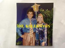 SELÇUK URAL - SUNUCU NECLA EROL - 1994 TRT 1 DOLUNAY EĞLENCE PROGRAMI SANATÇILARI ORİJİNAL FOTOĞRAFI, 10 x 9 cm EBADINDA