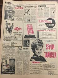HÜRRİYET GAZETESİ  26 EKİM 1965 YIL :18 SAYI :6285--Demirel ,kabine için dün son temasını yaptı : AP ,Meclis Başkan Vekili Adaylarını Tesbit Etti : Ok ve keskin ---50 milyon liralık pul sergisini 15 detektif koruyor ---Yunanlılar  ,müze yaptıkları Türk camiinin kapısını asırları  sonra İbni Suud a açtılar ---Armatör  Kalkavan ın vurulma olayına Mafia nın adı karıştı ---Uzay da buluşma geri kaldı ---Profesör  ve Sanatkarlar mahkemede  dinledikleri plakı  müstehcen buldu ---Belediyenin borcu yarım milyar liraya yaklaşıyor ---5 erkek öğrenci Prenses Anne in  yatılı okuldaki odasına girdiler ---Sevim Tanürek --Kulüplerimizin idarecileri çok kifayetsizdir --Yenal Galibiyet bizi sarhoş etmemeli dedi --7 Aylık evli yıldız Kim Novak evlilik hakkında konuştu --Kocanızla uzun müddet bir arada  olmayın --Yarışmada kazanılan bilet onu sevgilisine  kavuşturdu  ---Türk asıllı ünlü Rus doktoru  İbrahim Topçubaşı   plakları kapışılıyor --Yakalanan Müthiş Türk kasa cinayeti faili Esat Selçuk  arkadaşı