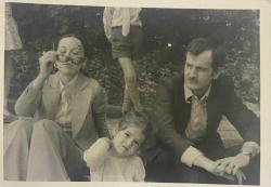 GÖZLÜK TAKMAYA ÇALIŞAN ANNESİ VE CEKET GİYEN BABASININ YANINDA OTURAN KIZ ÇOCUĞU FOTOĞRAFI , NERMİN ,ORİJİNAL SİYAH & BEYAZ, 11X8 EBADINDA - 1940'LAR, 1950'LER, 1960'LAR ve 1970'LER TÜRKİYE'SİNDEN NOSTALJİK DOĞUM GÜNÜ HEDİYESİ