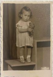 BASAMAĞA ÇIKIP ELİNDE PELUŞ OYUNCAĞIYLA POZ VEREN BEYAZ ELBİSELİ 1-2 YAŞLARINDA KIZ ÇOCUĞU FOTOĞRAFI , 06.09.1952,  ZEYNEP,  FOTO UNR, ORİJİNAL SİYAH & BEYAZ, 9X6 EBADINDA - 1940'LAR, 1950'LER, 1960'LAR ve 1970'LER TÜRKİYE'SİNDEN NOSTALJİK DOĞUM GÜNÜ HEDİYESİ