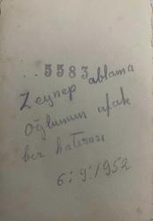 BASAMAĞA ÇIKIP ELİNDE PELUŞ OYUNCAĞIYLA POZ VEREN BEYAZ ELBİSELİ 1-2 YAŞLARINDA KIZ ÇOCUĞU FOTOĞRAFI , 06.09.1952,  ZEYNEP,  FOTO UNR, ORİJİNAL SİYAH & BEYAZ, 9X6 EBADINDA - 1940'LAR, 1950'LER, 1960'LAR ve 1970'LER TÜRKİYE'SİNDEN NOSTALJİK DOĞUM GÜNÜ HEDİYESİ