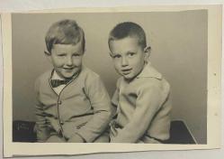 PAPYON TAKAN ERKEK ÇOCUĞUNUN KARDEŞİYLE FOTOĞRAFI ,  1963,  ORİJİNAL SİYAH & BEYAZ, 11X7 EBADINDA - 1940'LAR, 1950'LER, 1960'LAR ve 1970'LER TÜRKİYE'SİNDEN NOSTALJİK DOĞUM GÜNÜ HEDİYESİ