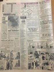 HÜRRİYET GAZETESİ 18 KASIM 1966 -Banyo zevki”PURO”Sabun --Türk Silahlı Kuvvetleri her tecavüzü önleyecek güçtedir --Sunay ın Amerika Gezisi 1967 Yılına Kaldı --Zeki Müren,Erol Büyükburç,Nuri Sesigüzel-6 Sanatçımız Alman Televizyonunda Programa Çıkacak ---Felçli Amerikalı ,Dünyayı 2. Defa Oto-Stopla Dolaşıyor ---Üç Kızılay cı tevkif edildi ---Benzinciye sahte 500 lük vermek isteyen üç gangster taslağı kapkaççılık yaptı ----Katil kayıplara karıştı maktülünde cesedi yok --Açıkgöz Rizeli ,tabanca mermisi diye 30  kilo tuzu 6450 liraya yutturdu ---Suriye de ki askerleri  İsrail e ateş açtı ----Tam dokuz hapishanede yattıktan sonra  beraat etti ---Türk Takımının Oturmuş Bir Sistemi Yok ---Türk takımında futbolu iyi bilen oyuncular var ---Başbakan ın çağrısı :Daha az yemek yiyin ---Faysal ın oğlu 8 milyon liraya özel jet uçağı aldı ---Gülen bebek kolu indirilince  gözünden yaşlar boşanıyor --Beyaz Saray ın damat adayı üç yıl sonra asker oluyor --Alkış yerine tabak kırma adeti yayılıyor ---