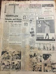 HÜRRİYET GAZETESİ 5 OCAK 1966 YIL :18 SAYI :6354--Başbakan Demirel in ilk basın  toplantısı : Milletçe silkinmeğe mecburuz ---Türk Denizcilik Tarihinde Büyük Bir Başarı ---Kısmet ,30 Günde Atlantik i Geçti --Eyüp Hanla Şastri Dün El Sıkıştılar ---Beş büyük gaz deposu infilak etti 30 kişi öldü ---Atlantik i kimler  ne zaman aştı ?--Telefon İdaresi kablo hırsızlarından şikayetçi ---Kalbi çarpan öksüren rengi atan Robot hasta yapılıyor ---Çukurova nın kurtuluşu törenlerle kutlanıyor --James -Donna ve Türk usulü nikah --Kılıç ,takıma gece sokağa çıkma yasağı koydu --Ahmet :Hem Ertan ı hem de takımını mağlup edeceğim ---Beykoz -Sakaryaspor ,Göztepe -Karşıyaka ---Birinci Türkiye Ligi 14 Takıma İndiriliyor --Ve işte Barbados ---Toto da 10 bilenler 120 lira alacak --Demirel Neler Söyledi ?