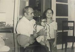 Efemera - BABASININ KUCAĞINDA OTURAN GÖZLÜKLÜ KIZ ÇOCUĞU VE ABLASININ FOTOĞRAFI , ORİJİNAL SİYAH & BEYAZ, 11X8 EBADINDA - 1940'LAR, 1950'LER, 1960'LAR ve 1970'LER TÜRKİYE'SİNDEN NOSTALJİK DOĞUM GÜNÜ HEDİYESİ - kitantik - kitaLog