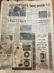 HÜRRİYET GAZETESİ 3 OCAK 1966-Triportör reklamı tam sayfa-Okuma -Yazma için seferberlik başlıyor --Turist gençler dün develeri Şişman a şehri gezdirdiler --Karaibler in incisi Barbados ,Kısmet i merakla bekliyor ---Akaryakıt fiyatına zam  yapılması ihtimali var ---Genç aşığı ile kaçan prensesi yaşlı kocası  diyar diyar kovalıyor ---Turistler için yeniden 87 tuvalet yapılıyor ---Köylünün pantolonunda sanat şaheseri bulundu ---Galatasaray yenildi :1-0--Fenerbahçe :2 İz.Spor :0---Feriköy ,Altay önünde galibiyeti kaçırdı :0-0--İstanbullu Erol Özer Almanlara dans öğretiyor --DDY ,Otobüslere karşı rekabet açtı --CHP ,Şenatoda Johson un mektubu üzerinde duracak --Arçelik  : Lambro  200 tipi 3 tekerlekli Motorlu Taşıyıcı ---Bursaspor Galata yı Kupa dan eledi --Siyah inci Pele nişanlandı ---Galo Plazanın evinin önünde bomba patladı ---12 Milyonluk Serveti Tepti --Yeni ihale kanunu artık  çıkarılmalı --Radyo programları ---Kısmet Atlantik e yelken açacak --