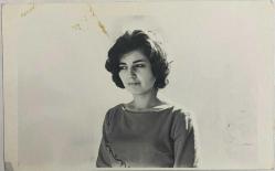 DÜŞÜNCELİ BAKIŞLARLA POZ VEREN GENÇ ESMER KADIN FOTOĞRAFI ,ORİJİNAL SİYAH & BEYAZ, 14X9 EBADINDA - 1940'LAR, 1950'LER, 1960'LAR ve 1970'LER TÜRKİYE'SİNDEN NOSTALJİK DOĞUM GÜNÜ HEDİYESİ