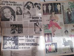 Şey Haftalık Aktüalite Sinema Tiyatro Müzik ve Magazin Gazetesi - 15 Temmuz 1980 - Sayı:43 - Bülent Ersoy'un ''şok'' yaratan kararı: ''Sonbaharda evleniyorum'' - Kahkahanızı satın aldık - Sizi biz evlendiriyoruz - Zerrin Özer - Cemile Kutgün - İlyas Salman - Fırsat düşkünlerine ''dur'' demek lazım - Rüçhan Çamay - Melike Demirağ - Cem Karaca - Süreyi beraber doldurduk - Sevda Karaca'nın sevdası bitti - Ayşe Tunalı - Başladığı yerde bitirdi - Cahide Sonku yıllar önce ölmüştü - Ahu Tuğba - Talha Özmen - Bülent Ersoy - Müşerref Tezcan - Konfeksiyon sanayiinde gerçek bir rekortmen Meral Konfeksiyon reklamı - Muammer Yeşil - Şerif Yüzbaşıoğlu - Suna Yıldızoğlu Altın Orfe'de.... - Gülnur Sözmen - Rasim ile Jülide'nin öyküsü - Nevra Serezli - Metin Serezli - Cengiz Baysal - Bizden laf çıkmaz - Yasemin Ez - Cemiyet Haberleri - Aynur öztürk fotoğraf ve haberi - Gazete tam değildir sadece 8 sayfası mevcuttur