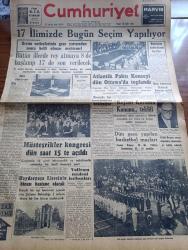 Cumhuriyet Gazetesi - 16 Eylül 1951 - Bir İhtiyaç Yazan Nadir Nadi Köşe Yazısı - 17 İlimizde Bugün Seçim Yapılıyor - Bütün İllerde Rey Atmaya 8 De Başlanıp 17 De Son Verilecek - İlk Seçim Suçları - Müsteşrikler Kongresi Dün Saat 15 te Açıldı - Haydarpaşa Lisesinin Binası Hastane Olacak - Atlantik Paktı Konseyi Dün Ottowa'da Toplandı - Batı Almanya İktisat Bakanı Erhard Geldi - Dün Gece Yapılan Basketbol Maçları - Fransa İtalyayı 44 30 Yendi - Türkiye Avusturyayı 33 31 Yendiler - Haftanın Şakaları Yazan Burhan Felek - O İki Cadde Yazan Falih Rıfkı Atay - Bu Sene Bütün Kurbanlar Satıldı - Rüyalar Evi Yazan Peride Celal Yazı Dizisi - Romanya'daki Türk Azınlığı Tehcir Ediliyor - Arab Birliği Ve Türkiye - Komünistlik Propagandası Yapan Rupen Girgeç Yakalandı - Charlie Chaplin'in Eski Yatı İstanbula Geldi - Robinson Trupin Üçüncü Karşılaşmalarına Hazırlık - Beşiktaş Enosis'le Fenerbahçe Dörtler Muhteliti İle Karşılaşacaklar - Venedik Tenis Turnuvası - İsveç'te Bisiklet Yarışı - Sabite Tur