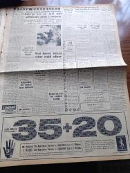 Cumhuriyet Gazetesi - 22 Aralık 1960 - İskenderun'daki Atatürk Heykeline Tecavüzün Tahkikatı Devam Ediyor - Cağaloğlu'nda Toplanan Gençler Atatürk Heykeline Saldırıyı Protesto Ettiler - Milli Birlik Komitesi 13 İdam Kararını Tasdik Etti - Cemal Gürsel Kurucu Meclise Üye Seçmeye Başladı - Ordu Mensuplarına Kolaylıklar Tanıyan Kanun açıklandı - Türkiye'de En Ucuz Ekmeği Sivaslılar Yiyorlar - Celal Bayar'ın Gayrimeşru Serveti Olmadığı Tesbit Edildi - 23 Eski Belediye Encümen Ve Meclis Üyesinin Duruşması Dün Başlandı - Amerika'nın En Genç Başkanı Kennedy Hayatı Macera Ve Mücadeleleri Yazan James MacGregor Yazı Dizisi - 10. Köy Yazan Fakir Baykurt Yazı Dizisi - Yılbaşı Gecesi İçin Hazırlıklar - NATO'ya Her Yıl Brüt Milli Gelirimizden Yüzde 5 Veriyoruz - Burhan Felek Köşe Yazısı - Kolesterol'a Karşı İlk İlaç Mer 29 - Patti Çizgi Roman - Bay Oscar Karikatür - Milli Ligin İkinci Devre Fikstürü - Fenerbahçeli Yüksel Gündüz İle Hilmi Kiremitçiye 15 Gün Ceza - Spor Toto'da 13 Maçı Bilen 1 Kişi