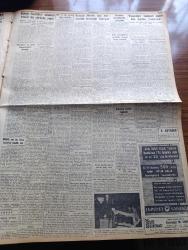 Cumhuriyet Gazetesi - 22 Aralık 1960 - İskenderun'daki Atatürk Heykeline Tecavüzün Tahkikatı Devam Ediyor - Cağaloğlu'nda Toplanan Gençler Atatürk Heykeline Saldırıyı Protesto Ettiler - Milli Birlik Komitesi 13 İdam Kararını Tasdik Etti - Cemal Gürsel Kurucu Meclise Üye Seçmeye Başladı - Ordu Mensuplarına Kolaylıklar Tanıyan Kanun açıklandı - Türkiye'de En Ucuz Ekmeği Sivaslılar Yiyorlar - Celal Bayar'ın Gayrimeşru Serveti Olmadığı Tesbit Edildi - 23 Eski Belediye Encümen Ve Meclis Üyesinin Duruşması Dün Başlandı - Amerika'nın En Genç Başkanı Kennedy Hayatı Macera Ve Mücadeleleri Yazan James MacGregor Yazı Dizisi - 10. Köy Yazan Fakir Baykurt Yazı Dizisi - Yılbaşı Gecesi İçin Hazırlıklar - NATO'ya Her Yıl Brüt Milli Gelirimizden Yüzde 5 Veriyoruz - Burhan Felek Köşe Yazısı - Kolesterol'a Karşı İlk İlaç Mer 29 - Patti Çizgi Roman - Bay Oscar Karikatür - Milli Ligin İkinci Devre Fikstürü - Fenerbahçeli Yüksel Gündüz İle Hilmi Kiremitçiye 15 Gün Ceza - Spor Toto'da 13 Maçı Bilen 1 Kişi