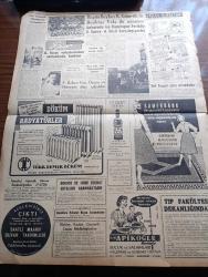 Cumhuriyet Gazetesi - 24 Aralık 1960 - Dikensiz Gül Olmaz Yazan Nadir Nadi Köşe Yazısı - Milli Birlik Komitesi'nin Kurucu Meclisle İlgili Tebliği Maksatlı Çevrelere İhtarda Bulunuldu - Börekçi Ali'nin Bu Sabah İdamı Bekleniyordu - Temsilci Seçme Faaliyeti - Yüksek Adalet Divanı Ve Soruşturma Kurulu İle İlgili Kanunun Metni - Bazı Düşükler Umumî Mahkemeye Sevkedilecek - İnkılap Şehidi Kubilay'ın Şehadetinin Yıldönümü - Şemseddin Günaltay Dünkü Celsede Celal Bayar'ı Şiddetle İtham Etti - Atatürk Heykeline Saldırının 11 Zanlısı Dün Birbirleri İle Yüzleştirildi - Moskova Patriği Aleksi Dün Geldi - 10. Köy Yazan Fakir Baykurt Yazı Dizisi - Amerika'nın En Genç Başkanı Kennedy Hayatı Macera Ve Mücadeleleri Yazan James MacGregor Yazı Dizisi - Ruh Mikropları 147'lerin Affına Dair Yazan Halide Edip Adıvar Köşe Yazısı - Irak'taki Fransız Petrol Hissesinin Millileştirilmesi İsteniyor - Burhan Felek Köşe Yazısı - Dünyanın En Pahalı Tablosu Somurtan Joconde - J. Anouilh'in Piyesi Generalin Aşkı