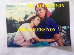 HANDE ATAİZİ - 1990'LAR YAZ EVİ DİZİSİ SETİNDEN OYUNCULARIN ORİJİNAL FOTOĞRAFI, 12 x 9 cm EBADINDA