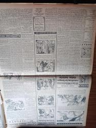 Cumhuriyet Gazetesi - 28 Temmuz 1956 - Süveyş Kanalı Hadisesi Vehamet Kesbetti - İngiltere Ve Fransa Mısırı Dün Şiddetle Protesto Ettiler - İngiltere'nin Süveyş Kanalı Tekrar İşgal Etmesi Israrla İstendi - Türk Afgan Görüşmeleri Başlandı - Ay Başından Beri 24 Çocuk Felci Vakası Görüldü - Mayolu Trafik Polisi - Rita Hayworth Uçak Gemisi Satın Alıyor - Andrea Doria Faciası İçin Tahkikat Açılıyor - Pakistan Cumhurbaşkanı Ekselans General İskender Mirza Eyüp Camiinde - Atatürk Heykeline Tecavüz - Karanlıkta Sesler Yazan Perihan Zorlu Yazı Dizisi - İki Devrin Perde Arkası Yazan Samih Nafiz Tansu Yazı Dizisi - Yılın İlk Yarısında Türkiye'de Basılan Eserler - Arab İsrail Hududunda Yeni Çarpışmalar Oldu - Çukurova'da Elektriğin Kilovatı 15 Kuruş Olacak - İzmir Fuarına 16 Devlet İştirak Ediyor - Karacaoğlan Yazan Yaşar Kemal Resimleyen Münif Fehim Yazı Dizisi - Resimli Romanımız Kraliçenin Gerdanlığı Yazan P. Gordeaux - Çanakkale Kupası Yüzme Yarışlarında Ayşe Gülçilli İle Meral Ekren Rekor