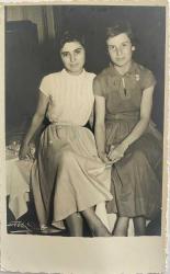 YATAKTA OTURUP POZ VEREN ETEK GİYMİŞ 2 GENÇ KIZ FOTOĞRAFI, FOTO SAİT, ORİJİNAL SİYAH & BEYAZ, 14X9 EBADINDA - 1940'LAR, 1950'LER, 1960'LAR ve 1970'LER TÜRKİYE'SİNDEN NOSTALJİK DOĞUM GÜNÜ HEDİYESİ