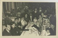 DÜĞÜNDE GELİN DAMAT VE YAKINLARININ  FOTOĞRAFI ,ORİJİNAL SİYAH & BEYAZ, 14X9 EBADINDA - 1940'LAR, 1950'LER, 1960'LAR ve 1970'LER TÜRKİYE'SİNDEN NOSTALJİK DOĞUM GÜNÜ HEDİYESİ
