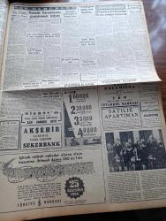 Cumhuriyet Gazetesi - 19 Ağustos 1956 - Van Özalp'ta Kurşuna Dizilen Vatandaşlar - Hadiseye İsmi Karışan Eski Milli Müdafaa Bakanı General Ali Rıza Artunkal - Kansere Karşı Yeni Bir İlaç - Ticaret Vekili Zeyyad Mandalinci İzmir'de Yeni İktisadi Kararları Açıklayacağını Söyledi -  Osman BÖLÜKBAŞI Tokat'ta - İngiltere Konferansta Rus Planını Reddetti - Yeni Orman Kanunu Tasarısı İçin Mecliste Dünkü Şiddetli Tenkidler - İngilizler EOKA İle Müzakereye Mi Girişecekler - İki Devrin Perde Arkası Yazan Samih Nafiz Tansu Yazı Dizisi - Kutu Kutu İçinde Yazan Orhan Hançerlioğlu Yazı Dizisi - Sayın Şeyh El Bahuri'ye Yazan Hasan Ali Yücel Köşe Yazısı - Fuzuli'nin Yeni Bir El Yazması Bulundu - Fransız Boksör İdris Dion Garbis Zaharyan'ı Yendi - Haftanın Şakaları Yazan Burhan Felek - Resimli Romanımız Kraliçenin Gerdanlığı Yazan P. Gordeaux - Dünyayı Dolaşalım Derleyen Hamdi Varoğlu Yazı Dizisi - Komili Sabun - Galatasaray Denizciliği 50 Yaşını Kutluyor - Türkiye Bisiklet Birinciliği Bugün İzmit'te