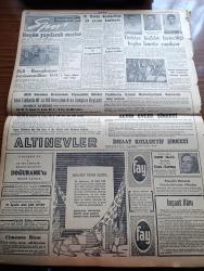 Cumhuriyet Gazetesi - 19 Ağustos 1956 - Van Özalp'ta Kurşuna Dizilen Vatandaşlar - Hadiseye İsmi Karışan Eski Milli Müdafaa Bakanı General Ali Rıza Artunkal - Kansere Karşı Yeni Bir İlaç - Ticaret Vekili Zeyyad Mandalinci İzmir'de Yeni İktisadi Kararları Açıklayacağını Söyledi -  Osman BÖLÜKBAŞI Tokat'ta - İngiltere Konferansta Rus Planını Reddetti - Yeni Orman Kanunu Tasarısı İçin Mecliste Dünkü Şiddetli Tenkidler - İngilizler EOKA İle Müzakereye Mi Girişecekler - İki Devrin Perde Arkası Yazan Samih Nafiz Tansu Yazı Dizisi - Kutu Kutu İçinde Yazan Orhan Hançerlioğlu Yazı Dizisi - Sayın Şeyh El Bahuri'ye Yazan Hasan Ali Yücel Köşe Yazısı - Fuzuli'nin Yeni Bir El Yazması Bulundu - Fransız Boksör İdris Dion Garbis Zaharyan'ı Yendi - Haftanın Şakaları Yazan Burhan Felek - Resimli Romanımız Kraliçenin Gerdanlığı Yazan P. Gordeaux - Dünyayı Dolaşalım Derleyen Hamdi Varoğlu Yazı Dizisi - Komili Sabun - Galatasaray Denizciliği 50 Yaşını Kutluyor - Türkiye Bisiklet Birinciliği Bugün İzmit'te