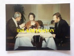 ŞÜKRAN GÜNGÖR - YILDIZ KENTER - MÜŞFİK KENTER - 1990'LAR YAZ EVİ DİZİSİ SETİNDEN OYUNCULARIN ORİJİNAL FOTOĞRAFI, 12 x 9 cm EBADINDA