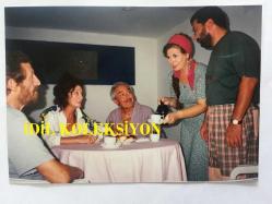 MÜŞFİK KENTER - ŞÜKRAN GÜNGÖR - YILDIZ KENTER - 1990'LAR YAZ EVİ DİZİSİ SETİNDEN OYUNCULARIN ORİJİNAL FOTOĞRAFI, 12 x 9 cm EBADINDA