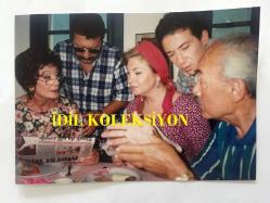 ŞÜKRAN GÜNGÖR - YILDIZ KENTER - 1990'LAR YAZ EVİ DİZİSİ SETİNDEN OYUNCULARIN ORİJİNAL FOTOĞRAFI, 12 x 9 cm EBADINDA