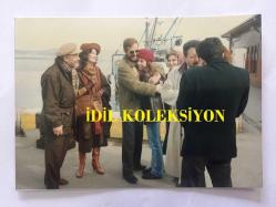 MÜŞFİK KENTER - ŞÜKRAN GÜNGÖR - YILDIZ KENTER - 1990'LAR YAZ EVİ DİZİSİ SETİNDEN OYUNCULARIN ORİJİNAL FOTOĞRAFI, 12 x 9 cm EBADINDA