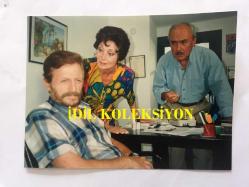 ŞÜKRAN GÜNGÖR - MÜŞFİK KENTER - YILDIZ KENTER - 1990'LAR YAZ EVİ DİZİSİ SETİNDEN OYUNCULARIN ORİJİNAL FOTOĞRAFI, 12 x 9 cm EBADINDA