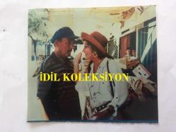 ŞÜKRAN GÜNGÖR - YILDIZ KENTER - 1990'LAR YAZ EVİ DİZİSİ SETİNDEN OYUNCULARIN ORİJİNAL FOTOĞRAFI, 12 x 10 cm EBADINDA