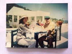 MÜŞFİK KENTER - ŞÜKRAN GÜNGÖR - YILDIZ KENTER - 1990'LAR YAZ EVİ DİZİSİ SETİNDEN OYUNCULARIN ORİJİNAL FOTOĞRAFI, 14 x 10 cm EBADINDA