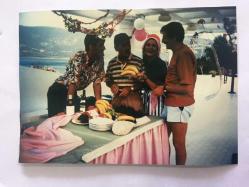 ŞÜKRAN GÜNGÖR - MÜŞFİK KENTER - YILDIZ KENTER - 1990'LAR YAZ EVİ DİZİSİ SETİNDEN OYUNCULARIN ORİJİNAL FOTOĞRAFI, 15 x 10 cm EBADINDA