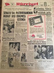 HÜRRİYET GAZETESİ 22 ARALIK 1965 YIL :18 SAYI :6340---Senato da Patrikhanenin Hudut Dışı Edilmesi İstendi --Demirel ,Kıbrıs ı bu hale biz getirmedik dedi ---Denktaş :Kıbrıs a müdahale  şarttır ---Kıbrıs konusunda liderler toplantısı teklif ediliyor --Kendisini iğfal eden bir figüranı elinde tabanca ile kuliste kovaladı ---DDY nın şimendiferci ablası yağlı tulumunu çıkarıp gelinlik giydi ---Turistler ,hatıra eşyaları satan esnaftan şikayetçi ---Striptiz yapmak için uzaya gitmek istiyor --Dolmabahçe ye atılan şişelerin yarattığı tehlike önlenemiyor --Fenerbahçeli idarecilerden başka herkes  suçlu ---Kulüplerin arzularına göre  hakem tayin edemeyiz ---Babuşlar İsrail e giderken Varol a valiz  taşımak düştü ---En iyi okullarda bedava lise  tahsili ancak Hürriyet  okuyucu kartı ile mümkün --4 Tabi Senatör Gürsel ile Görüştü --Adana da bugün miting  yapılacak --Kıbrıs ta şehitler anıldı --Köye gidecek lise mezunlarına 540 lira maaş verilecek --Brigitte Bardot Hollwood da ---