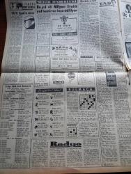 Milliyet Gazetesi - 9 Mart 1961 - Seçimle İlgili Tasarının Müzakeresi Başladı - Okullarda Tatillerin Azaltılması İçin Çalışılıyor - İstanbul Üniversitesi Rektörü Sıddık Sami Onar 147'ler İçin Konuştu - Okullarda Tatillerin Azaltılması İçin Çalışılıyor - Konya'da 11 Saat Süren Büyük Bir Yangın Oldu - Ragıp Gümüşpala'nın Beyanatı Bakanlıkça İnceleniyor - Dünyanın En Hızlı Adamı Pilot Binbaşı Bob White - Yassıada'da Bugün Tanıklar Dinlenecek -  Elizabeth Taylor İyileşiyor - Siyaset Dünyasında Yazan Sami Kohen - İstanbul Teknik Üniversite Ankara Radyosu Programı - Çetin Altan Köşe Yazısı - Nuh'un Ankara Makarnası - Alaska Röportaj Abdi İpekçi - Ramazan Köşesi - Abdülcanbaz'ın Maceraları Çizgi Roman Çizen Turhan Selçuk - Dünyanın En Meşhur Falcısı Madam Delyane Anlatıyor Yazı Dizisi - Cici Can Çizen Bedri - Sahne Aşkları Çizen Leonard Starr - Boncuk Walt Disney - Demir Yumruk Çizen John C. Murphy - Johnny Hazard Çizen Frank Robbins - Cisco Kid Çizen - Feriköy Galatasaray Maçı