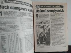 Sabah Gazetesi Galatasaray Aslanlar Aslanı 34 Yıllık Lig Tarihi - Şampiyon Galatasaray - Bir altın sayfadır CimBom'un tarihi - 1905 yılında doğdu - Ağların yırtıldığı sezon - Gövde gösterisi başlıyor - Şampiyonluk güzel şey - Şampiyonluğa alıştılar - Son hafta düğümü - Beşiktaş'ı devirdiler ama - Kral veda ediyor - Muhteşem jübile - Altın yıllar başlıyor - Brian Birch damgasını vurdu - Üçüncü şampiyonluk - Zor yıllar başlıyor - 14 yıllık hasret bitiyor - Şampiyonluk güzel şey - Avrupa duy sesimizi - Süper gol kralları - Mustafa Denizli ekolü - Feldkamp ne yapacak? - İmkansız transfer - Kaledeki güven: Nihat - Berlin Panteri Turgay - Beyfendi kaptan - Sevimli dev Simo - Tek yumruk olduk - Sakatlanmayan Falko - Cim Bom'un yenileri - 18 yaşındaki dev - Galatasaray'ın Eski Yıllardaki Futbol Takımı Kadrosu Posteri fotoğraf ve haberi - Tam Takım Dergi