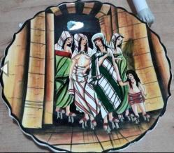 ÇİNİ TABAK, HAMAM KONULU SANATÇI İŞİ BÜYÜK BOY DEKORLUK ÇİNİ DUVAR  TABAĞI. 40x40 cm.