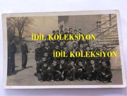 EMEL SAYIN'IN EŞİ İSMET KASAPOĞLU'NUN İLKÖĞRETİM ÖĞRENCİSİ OLDUĞU YILLARINDAN OKUL BAHÇESİNDE SINIFI VE ÖĞRETMENİ İLE ÇEKİLMİŞ ORİJİNAL SİYAH & BEYAZ FOTOĞRAFI, 14 x 8 cm EBADINDA