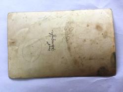 EMEL SAYIN'IN EŞİ İSMET KASAPOĞLU'NUN İLKÖĞRETİM ÖĞRENCİSİ OLDUĞU YILLARINDAN OKUL BAHÇESİNDE SINIFI VE ÖĞRETMENİ İLE ÇEKİLMİŞ ORİJİNAL SİYAH & BEYAZ FOTOĞRAFI, 14 x 8 cm EBADINDA