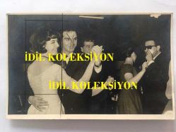 EMEL SAYIN'IN EŞİ İSMET KASAPOĞLU'NUN ile DANS EDERKEN ÇEKİLMİŞ ORİJİNAL SİYAH & BEYAZ FOTOĞRAFI, 14 x 9 cm EBADINDA