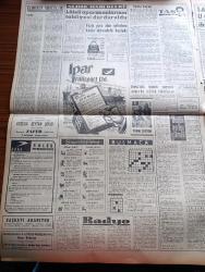 Milliyet Gazetesi - 29 Ocak 1961 - İki Parti Hür Demokrat Parti Adı İle Dün Birleşti - Topkapı Davasında 15 Kişinin İdamı İstendi - Ses Sanatkarı Mustafa Çağlar Vefat Etti - Ekrem Alican Başkan Olacak - Silahtarağa Elektrik Fabrikasında 10  Kişi Dün Nezarete Alındı - Türkiye'ye Nükleer Yardım Yapılacak - Cumhuriyetçi Köylü Millet Partisi Genel İdare Kurulu İle Osman Bölükbaşı Arasında İhtilaf Çıktı - Behçet Kemal Çağlar Alpaslan Türkeş'i İtham Etti - İstanbul Ankara Radyosu Programı - Çetin Altan Köşe Yazısı - Abdülcanbaz'ın Maceraları Çizgi Roman Çizen Turhan Selçuk - Brigitte Bardot Çırılçıplak Film Çeviriyor - Halit Kıvanç Köşe Yazısı - Johnny Hazard Çizen Frank Robbins - Allahlık Ali Bey Çizen Swan - Bir Rüzgar Esti Yazan Daniel Gray Yazı Dizisi - Ölüme Tuş Olan Şampiyon Yaşar Doğunun Hayatı Yazan Bedirhan Çınar Yazı Dizisi - Şampiyon Kulüpler Voleybol Turnuvasında Hapoel'i 3 0 Yenen Galatasaray 2. Turda - Sağırlar Ve Dilsizler Arası Olimpiyata Katılıyoruz - Güreş Şampiyonası