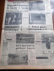 Milliyet Gazetesi - 29 Ocak 1961 - İki Parti Hür Demokrat Parti Adı İle Dün Birleşti - Topkapı Davasında 15 Kişinin İdamı İstendi - Ses Sanatkarı Mustafa Çağlar Vefat Etti - Ekrem Alican Başkan Olacak - Silahtarağa Elektrik Fabrikasında 10  Kişi Dün Nezarete Alındı - Türkiye'ye Nükleer Yardım Yapılacak - Cumhuriyetçi Köylü Millet Partisi Genel İdare Kurulu İle Osman Bölükbaşı Arasında İhtilaf Çıktı - Behçet Kemal Çağlar Alpaslan Türkeş'i İtham Etti - İstanbul Ankara Radyosu Programı - Çetin Altan Köşe Yazısı - Abdülcanbaz'ın Maceraları Çizgi Roman Çizen Turhan Selçuk - Brigitte Bardot Çırılçıplak Film Çeviriyor - Halit Kıvanç Köşe Yazısı - Johnny Hazard Çizen Frank Robbins - Allahlık Ali Bey Çizen Swan - Bir Rüzgar Esti Yazan Daniel Gray Yazı Dizisi - Ölüme Tuş Olan Şampiyon Yaşar Doğunun Hayatı Yazan Bedirhan Çınar Yazı Dizisi - Şampiyon Kulüpler Voleybol Turnuvasında Hapoel'i 3 0 Yenen Galatasaray 2. Turda - Sağırlar Ve Dilsizler Arası Olimpiyata Katılıyoruz - Güreş Şampiyonası