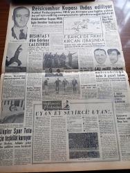 Milliyet Gazetesi - 1 Şubat 1961 - Kurucu Mecliste Bütçe Müzakeresi Başlıyor - Celal Bayar Hastalandı - Cemal Gürsel Ragıp Gümüşpala İle 50 Dakika Konuştu - Bir Maymun Fezada 15 Dakika Konuştu - Santa Maria Yolcularını Çıkarıyor - Ahmet Emin Yalman Vatan Gazetesinden Ayrıldı - İsrail'de 13 Yıl Başbakanlık Yapan Ben Gurion İstifa Etti - Devrim Aleyhtarı 32'lerden Biri Daha Dün İtirafta Bulundu - Zeki Müren Yeni Maksim Salonlarında - Çetin Altan Köşe Yazısı - Abdülcanbaz'ın Maceraları Çizgi Roman Çizen Turhan Selçuk - Ayın Adamı John Fitzgerald Kennedy - Cici Can Çizen Bedri - Sahne Aşkları Çizen Leonard Starr - Maruf Bey Çizen Martin - Boncuk Walt Disney - Cisko Kid Çizen Jose Salinas Rod Reed-  Ölüme Tuş Olan Şampiyon Yaşar Doğunun Hayatı Yazan Bedirhan Çınar Yazı Dizisi - Dario Moreno -  Reisicumhur Kupası Milli Ligle Beraber Başlayacak - Fenerbahçe'de Fikret Kırcan İşbaşında - A Milli Takım Antrenörlüğü İçin 3 Yeni İsim - Kulüpler Spor Toto İçin Teşkilat Kuruyor - Necmi Tanyolaç