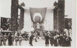 Atatürk'ün Naaşının Türkiye Büyük Millet Meclisi Önünde Hazırlanan Katafalk Önüne Gelişi