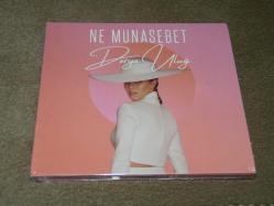 DERYA ULUĞ - NE MÜNASEBET -- DÖNEM BASKISI SIFIR AÇILMAMIŞ AMBALAJINDA MÜZİK CD SİDİR.
