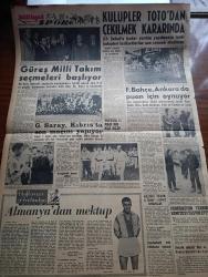 Milliyet Gazetesi - 8 Şubat 1961 - Kıbrıs'ta Siyasi Hava Çok Gergin - Haznedar Çiftliği Cinayeti Çözüldü - Taşlıtarla'daki 250 Evin Sahibi Kurtuldu - Adana'da Petrol Sahası Çok Zengin - Anayasa Komisyonu 15 Madde Daha Kabul Etti - Türkiye Radyoları Yedek Parça Sıkıntısı Çekiyor - Bugünkü Burç Falınız - Çetin Altan Köşe Yazısı - Santa Maria'ya Paraşütle Atlayan Gazeteci Gil Delamare Anlatıyor - Abdülcanbaz'ın Maceraları Çizgi Roman Çizen Turhan Selçuk - Dış Hatlar İçin Büyük Bir Yolcu Gemisi Alınıyor - Bir Rüzgar Esti Yazan Daniel Gray Yazı Dizisi - Cici Can Çizen Bedri - Sahne Aşkları Çizen Leonard Starr - Maruf Bey Çizen Martin - Boncuk Walt Disney - Demir Yumruk Çizen John C. Murphy - Johnny Hazard Çizen Frank Robbins - Cisco Kid Çizen Jose Salinas Rod Reed-  Kezban Filmi Başrolde Muhterem Nur Göksel Arsoy - Kulüpler Toto'dan Çekilmek Kararında - Galatasaray Kıbrıs'ta Son Maçını Yapıyor - Haftanın Ardından Yazan Gündüz Kılıç